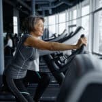 Ejercicio beneficioso para las rodillas sensibles con la edad.