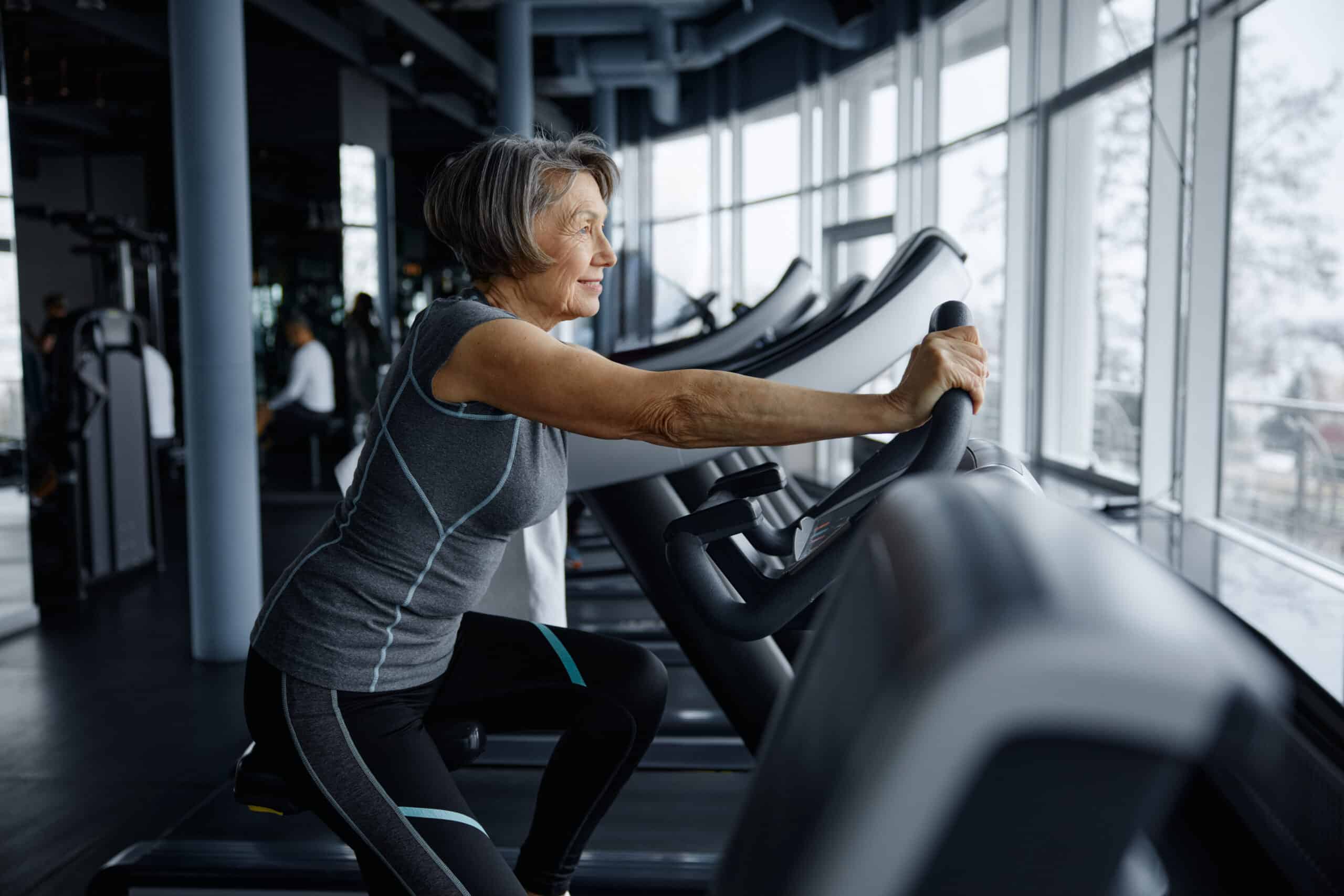 Ejercicio beneficioso para las rodillas sensibles con la edad.